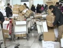 空港にて_多くのお土産を手にした観光客
